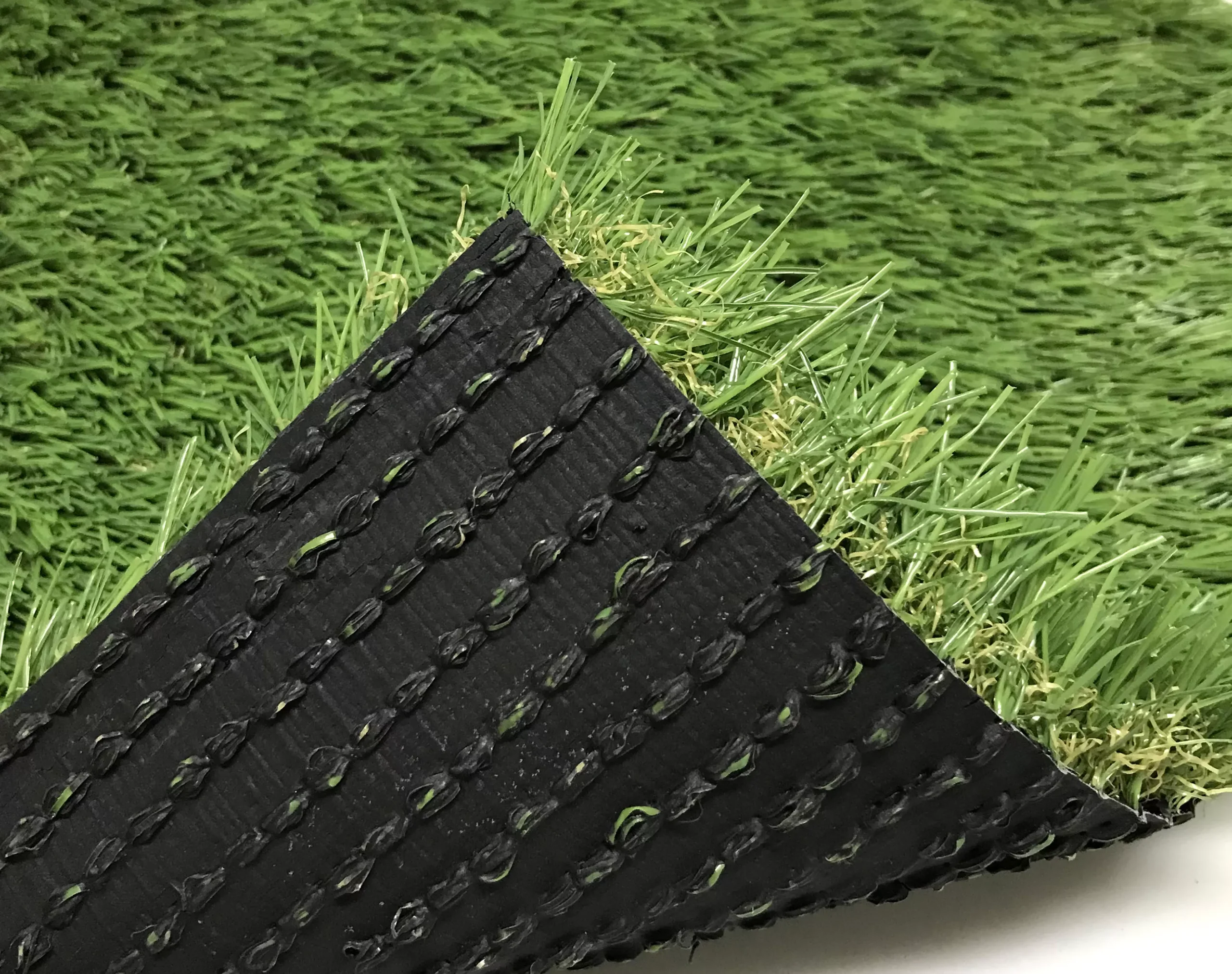 Linden Medium Density Artificial Grass (L)4m (W)1m (T)32mm 6 Linden Medium Density Artificial Grass (L)4m (W)1m (T)32mm - Image 6